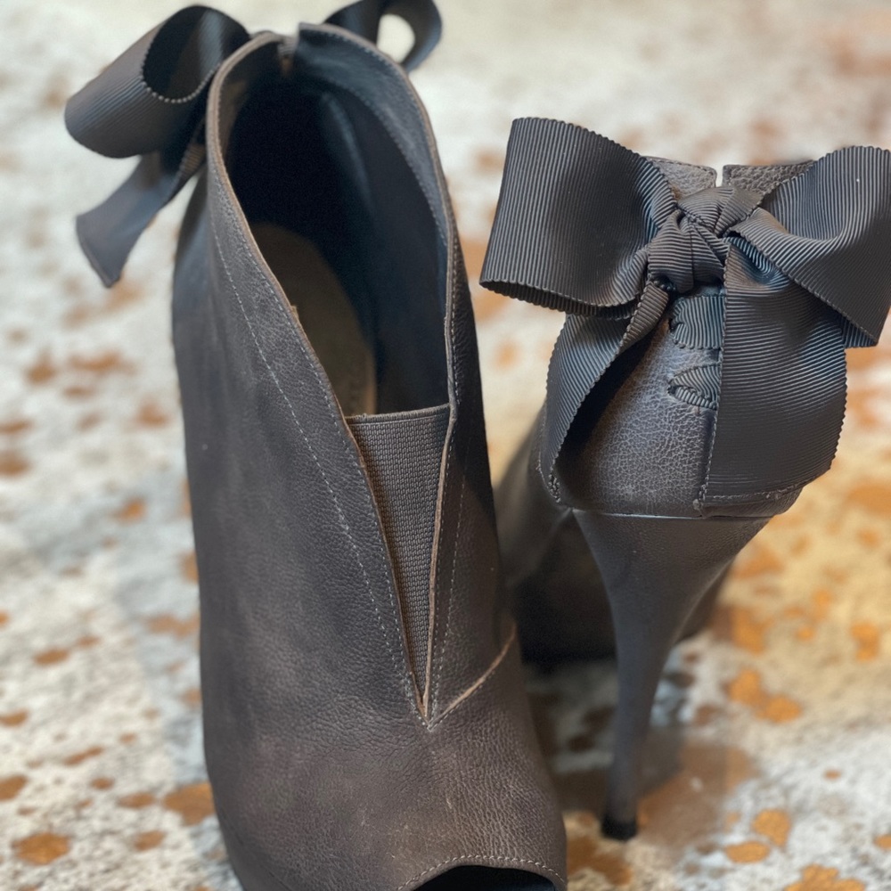 Vera Wang Bow Booties - image 4